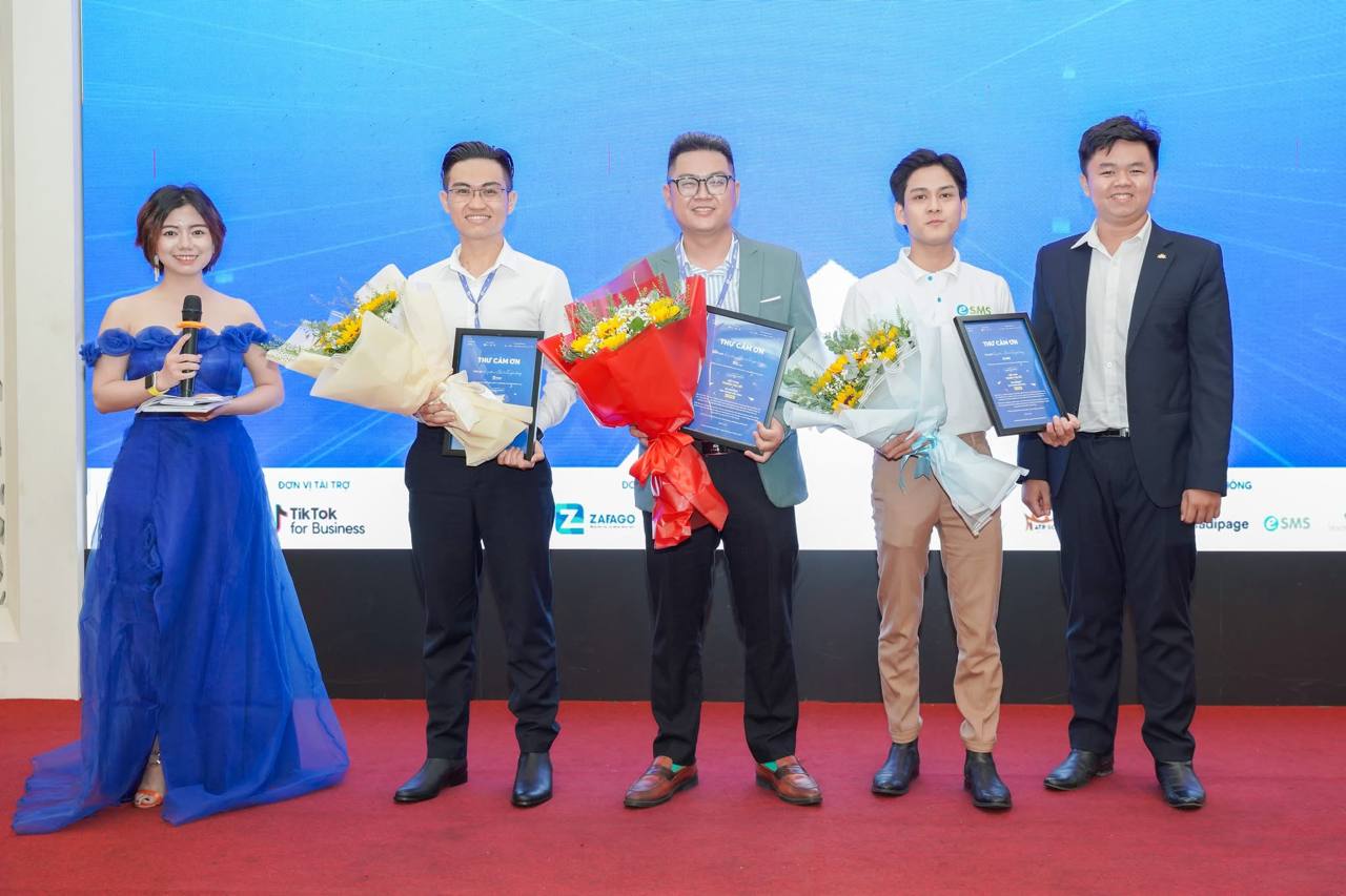 CEO Đặng Văn Thanh và đội nhóm của anh